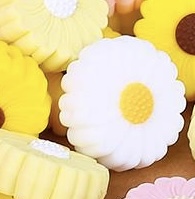 Flower White -Yellow Inner.25mm Silicone Bead