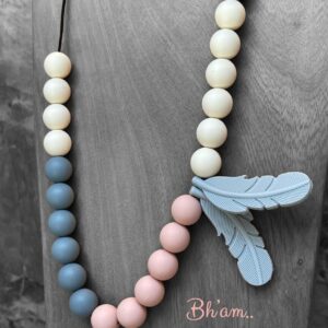 Mamma Teething Necklace grey, cream including grey feather teether